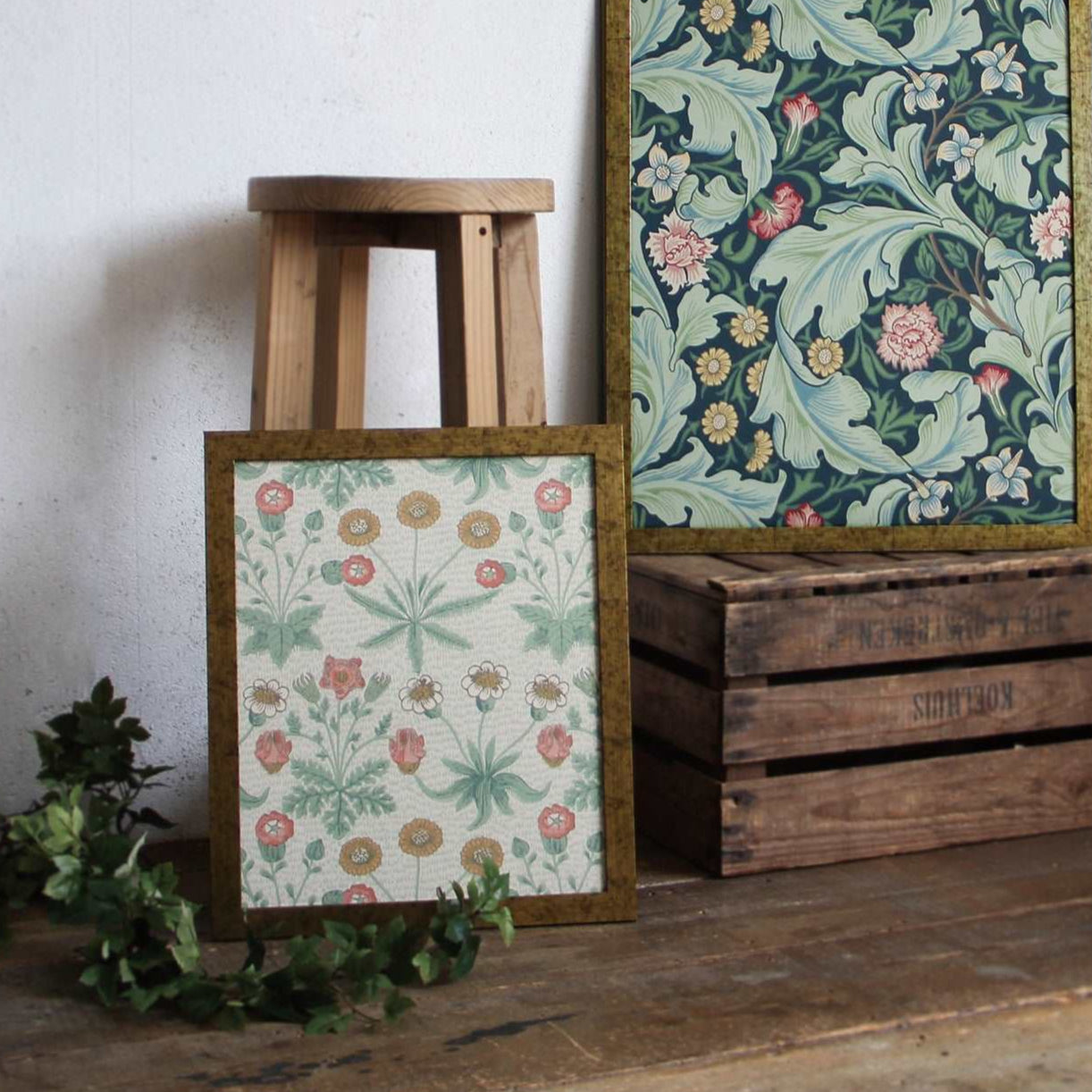 【MORRIS & CO.】壁紙額装 Sサイズ（イチゴ泥棒）