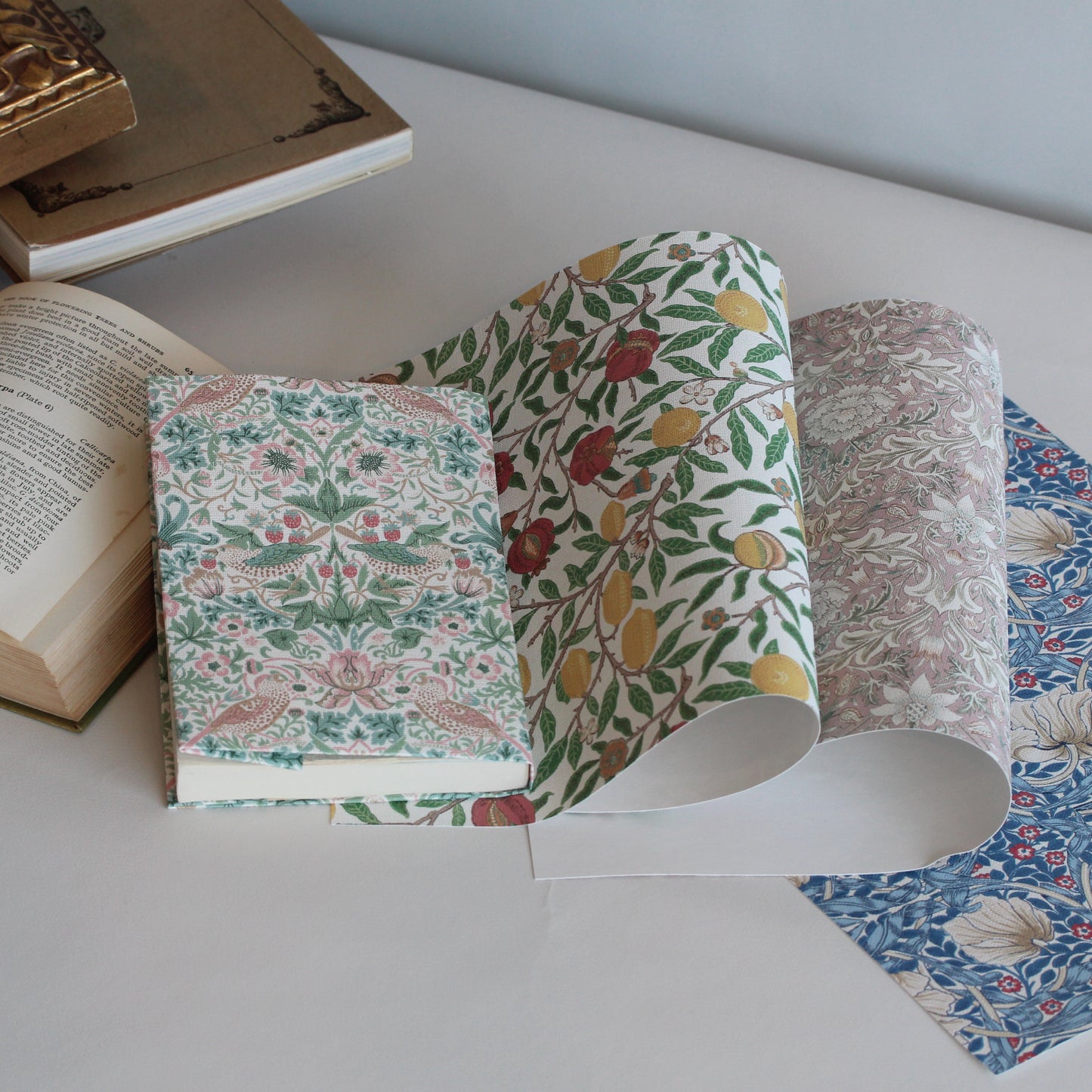 MORRIS & Co. ブックカバー A4 (文庫・新書対応)｜国産壁紙使用 SIMPLY MORRIS