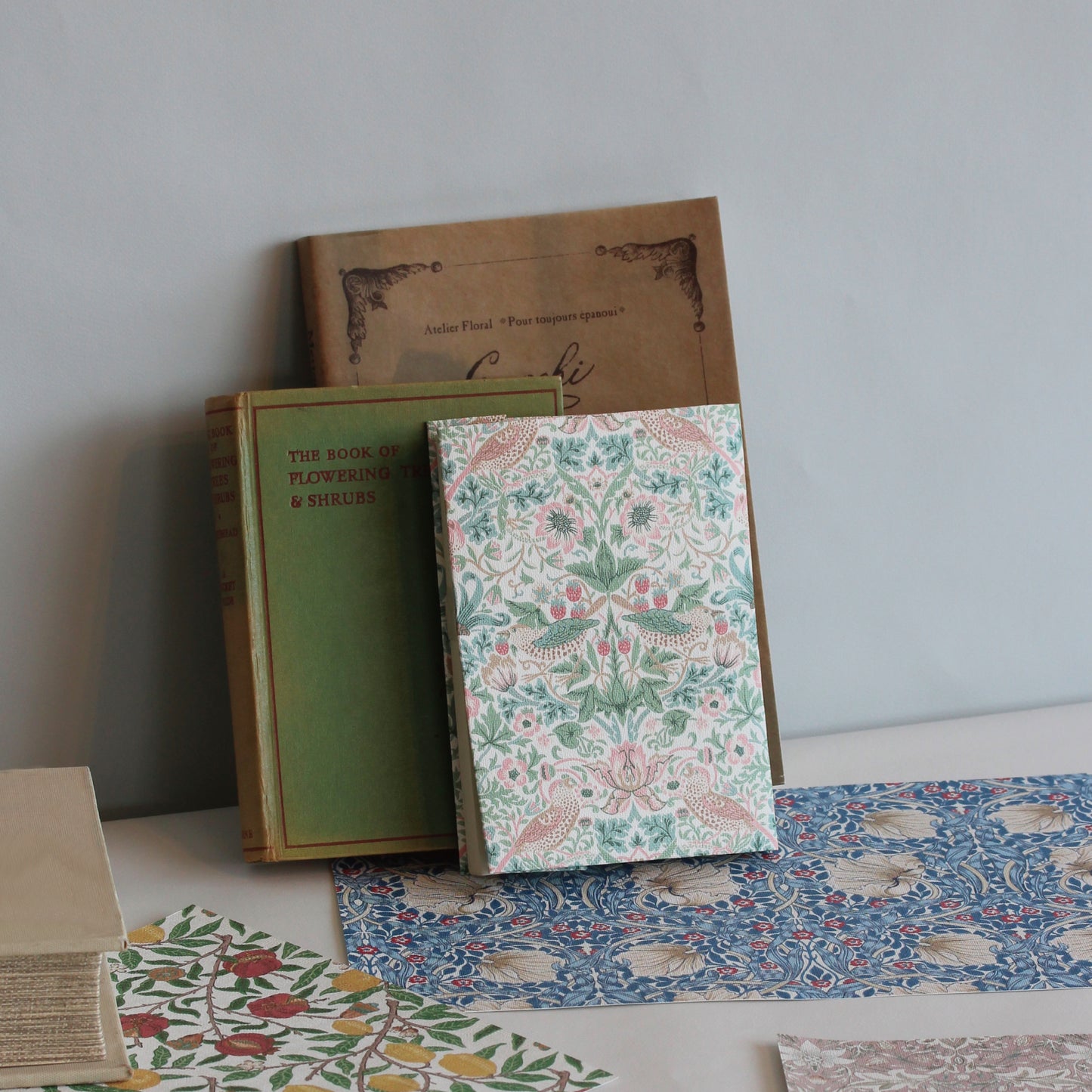 MORRIS & Co. ブックカバー A4 (文庫・新書対応)｜国産壁紙使用 SIMPLY MORRIS